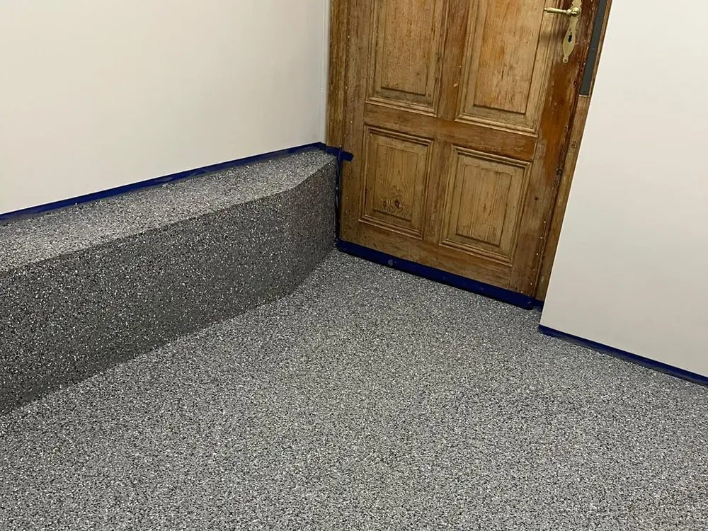 Po: pomieszczenie socjalne z gotową posadzką epoksydową i cokołem w pełnym zasypie