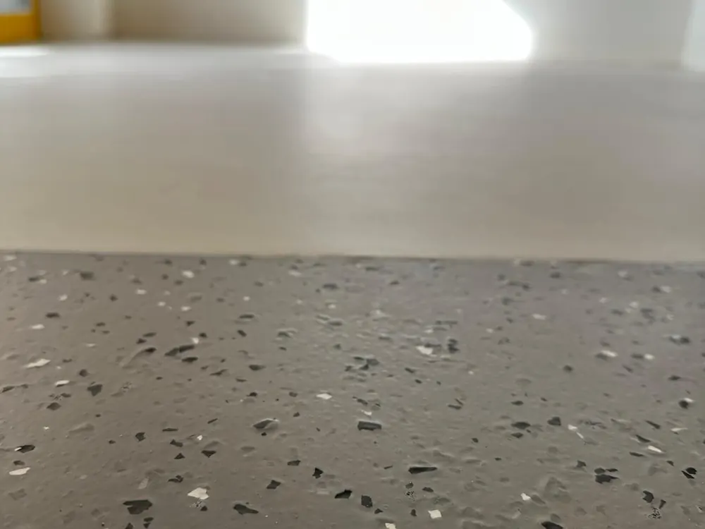 Garaż w Chorzowie, posadzka epoksydowa z płatkami tuż po wykonaniu